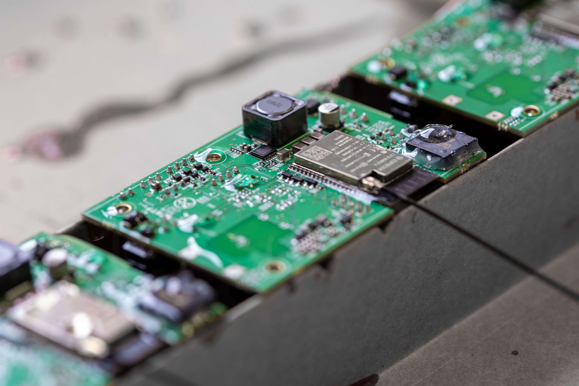 Bikeep station controller board with onboard cellular connectivity module